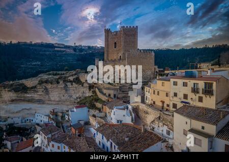 Luftpanorama von der mittelalterlichen Burg Alcala del Jucar in der Provinz Albacete in Spanien Stockfoto