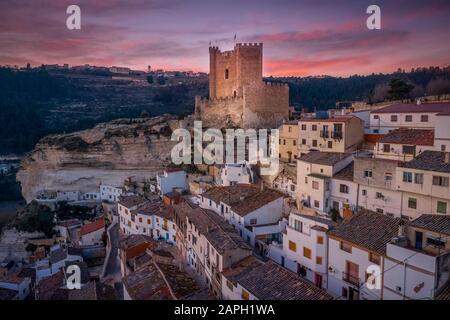 Luftpanorama von der mittelalterlichen Burg Alcala del Jucar in der Provinz Albacete in Spanien Stockfoto