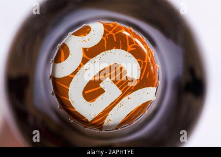 Blick auf eine Flasche Hobgoblin-Goldbier - Flaschenverschluss auf weißem Hintergrund Stockfoto