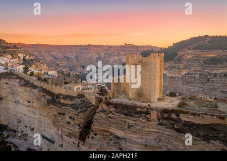 Luftpanorama von der mittelalterlichen Burg Alcala del Jucar in der Provinz Albacete in Spanien Stockfoto