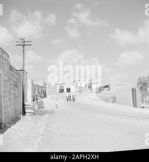 Israel 1964-1965: Daliyat al-Karmel (Dalya el Carmel), Straßenbilder Beschreibung: Daliya al-Carmel. Dorfansicht mit einigen Druusianerinnen und Kindern Anmerkung: Daliyat al-Carmel ist ein Drusian Dorf und Gemeinde im nördlichen Bezirk Israels, etwa 20 Kilometer von Haifa Datum: 1964 Ort: Daliyat al-Carmel, Israel Schlüsselwörter: Dorfbilder, Kinder, Straßen, Wohnungen Stockfoto