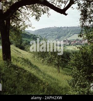 Hohenloher Land Beschreibung: Tal der Jagst mit Langenburg und Burg auf der  Schanze und Bächlingen im Tal Anmerkung: Dies ist ein Farbfoto Datum: 1.  Januar 1953 Standort: Baden-Württemberg