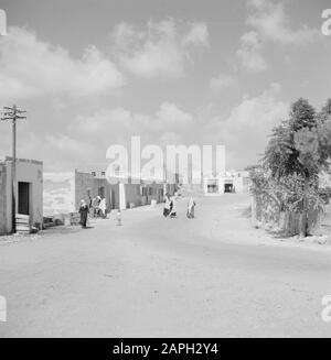 Israel 1964-1965: Daliyat al-Karmel (Dalya el Carmel), Straßenbilder Beschreibung: Daliya al-Carmel. Dorfansicht mit einigen Druusianerinnen und Kindern Anmerkung: Daliyat al-Carmel ist ein Drusian Dorf und Gemeinde im nördlichen Bezirk Israels, etwa 20 Kilometer von Haifa Datum: 1964 Ort: Daliyat al-Carmel, Israel Schlüsselwörter: Dorfbilder, Kinder, Straßen, Wohnungen Stockfoto