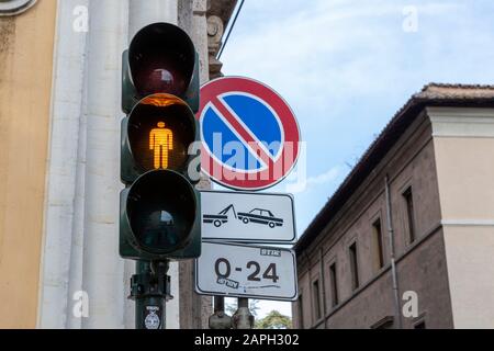Fußgängerübergangsleuchte auf gelb. Stockfoto