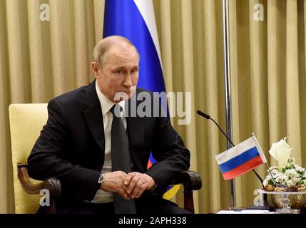 Jerusalem, Israel. Januar 2020. Der russische Präsident Wladimir Putin nimmt an einer gemeinsamen Erklärung mit dem israelischen Präsidenten Reuven Rivlin Teil, die nicht gesehen wurde, in der Präsidentenresidenz in Jerusalem vor dem Fünften Welt-Holocaust-Forum am Donnerstag, 23. Januar 2020. Die Weltführer haben sich in Jerusalem zum Gedenken an den Holocaust und den 75. Jahrestag der Befreiung des Konzentrationslagers Auschwitz-Birkenau versammelt. Foto von Debbie Hill/UPI Credit: UPI/Alamy Live News Stockfoto