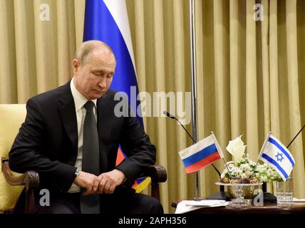 Jerusalem, Israel. Januar 2020. Der russische Präsident Wladimir Putin nimmt an einer gemeinsamen Erklärung mit dem israelischen Präsidenten Reuven Rivlin Teil, die nicht gesehen wurde, in der Präsidentenresidenz in Jerusalem vor dem Fünften Welt-Holocaust-Forum am Donnerstag, 23. Januar 2020. Die Weltführer haben sich in Jerusalem zum Gedenken an den Holocaust und den 75. Jahrestag der Befreiung des Konzentrationslagers Auschwitz-Birkenau versammelt. Foto von Debbie Hill/UPI Credit: UPI/Alamy Live News Stockfoto