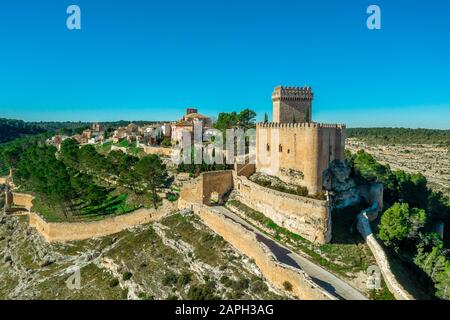 Luftaufnahme von Schloss Alarcon, Parador und Befestigungsanlagen entlang des Flusses Jucar in der Provinz Albacete, Spanien Stockfoto