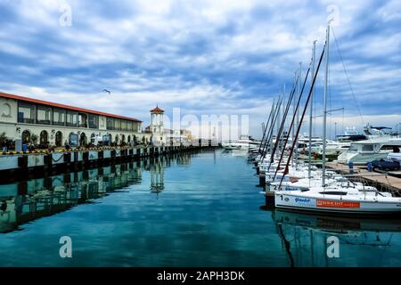 Ein luxuriöser Blick auf das Meer mit einer Spiegelung der Wolken. Vermoorte weiße Yachten. Hafen. Port. Russland, Sotschi 12.26.2019. Stockfoto