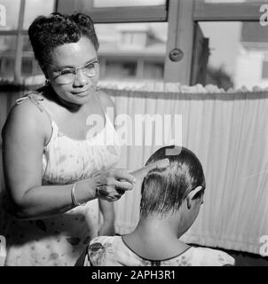 Reisen nach Suriname und die niederländischen Antillen Beschreibung: Friseursalon für Frauen in Paramaribo Datum: 1947 Ort: Paramaribo, Suriname Schlüsselwörter: Friseure Stockfoto