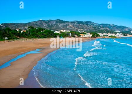 Blick auf den Strand Playa Romana in Alcossebre an der Costa del Azahar, Spanien, im Winter Stockfoto