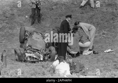 Autorennen auf der Rennstrecke von Zandvoort. Dan Gurney läuft zurück zu den Gruben, nachdem er geradeaus in die Tarzan-Kurve gefahren ist und flog mit seinem BRM F1-Wagen wegen eines Bremsfehlers über die Zäune. Dies war leider eine junge Zuschauerbeschreibung: Autorennen auf der Rennstrecke von Zandvoort. Der abgestürzte F1 BRM (aufgrund einer Fehlfunktion der Bremsen) des Amerikaners Dan Gurney. Er überlebt den Schlag, aber ein junger Zuschauer stirbt. Datum: 6. Juni 1960 Ort: Noord-Holland, Zandvoort Schlüsselwörter: Autos, Unfälle, Sport persönlicher Name: BRM, Gurney Dan Stockfoto