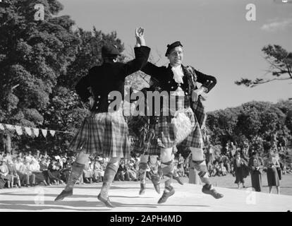 Schottland - The Highlands Description: Tanz zur Musik der Dudelsackstücke während der Highland Games, eine Fortsetzung traditioneller Clanspiele aus dem 19. Jahrhundert aus den Highlands of Scotland Datum: 1934 Ort: Großbritannien Schlagwörter: Tänze, Kostüm, Öffentlichkeit, Folkkultur, Volksfeste Stockfoto