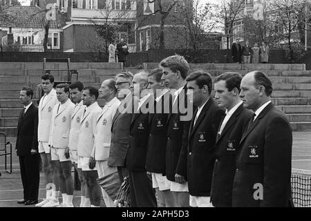 Davis Cup Niederlande gegen Ungarn, Gruppenfoto niederländische und ungarische Mannschaft Datum: 1. Mai 1964 Standort: Ungarn, Niederlande Schlagwörter: Gruppenfotos, Teams, Tennis Stockfoto