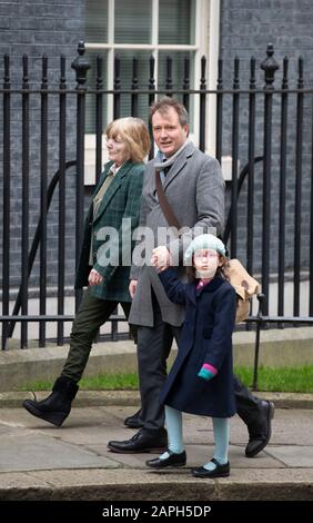 10 Downing Street, London, Großbritannien. Januar 2020. Richard Ratcliffe, begleitet von seiner Mutter und seiner 5-jährigen Tochter, trifft auf Premierminister Boris Johnson in der Downing Street ein, um die Notlage seiner Frau, Frau Zaghari-Ratcliffe, zu besprechen, die seit April 2016 im Iran festgehalten und inhaftiert ist. Kredit: Malcolm Park/Alamy Live News. Stockfoto