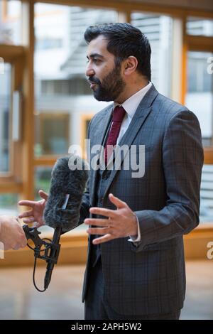 Edinburgh, Großbritannien. Januar 2020. Bild: Humza Youssaf MSP - Kabinettsekretärin für Justiz der Scottish National Party (SNP), während eines Live-Fernsehinterviews im schottischen Parlament gesehen. Kredit: Colin Fisher/Alamy Live News Stockfoto