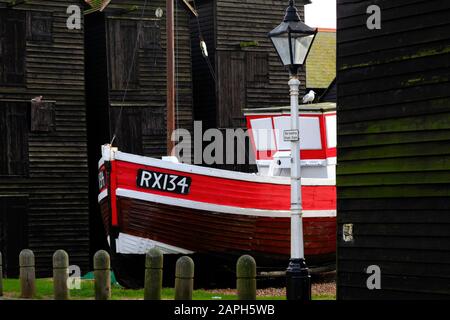 Fischerboot und historischen schwarzen Holz- Net Geschäfte, Hastings, East Sussex, England. Stockfoto