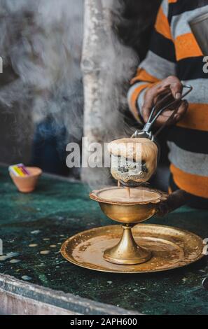 Nahaufnahme der Herstellung von indischer Tandoori-Milch-Tee/Chai. Selektiver Fokus wird verwendet. Stockfoto