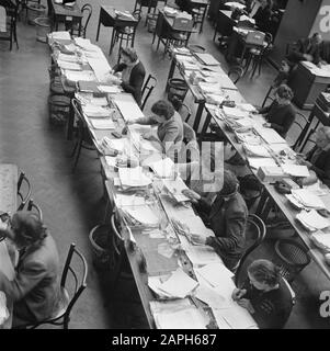 Beschreibung von Dublin: Die Verwaltung der irischen Krankenhäuser Erfolgt an langen Tischen in einem großen Saal Datum: 1946 Ort: Dublin, Irland Stichwörter: Gebäude, Lotterien Stockfoto