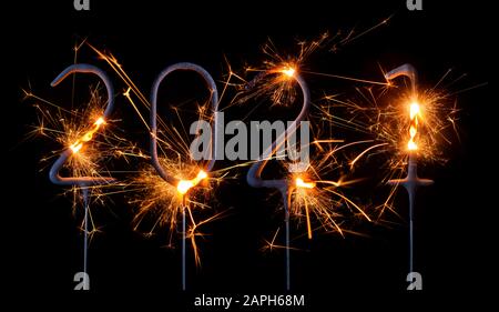 Frohes Neues Jahr 2021. Ziffern des Jahres 2021, hergestellt von brennenden Sparklern, isoliert auf schwarzem Hintergrund. Stockfoto