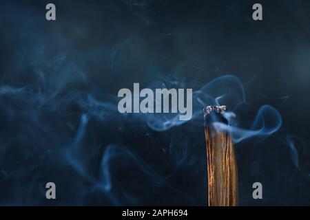 Palo Santo, heiliger heiliger Baumstab, brennend mit Aromarauch. Stockfoto