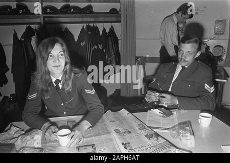 Frauen- und männliche Polizeibeamte in Amsterdam Beschreibung: Die Beamten posieren in ihrem Büro Datum: 23. Juni 1972 Standort: Amsterdam, Noord-Holland Schlüsselwörter: Gruppenporträts, Polizisten, Polizeidienststellen Name der Einrichtung: Elsevier Stockfoto