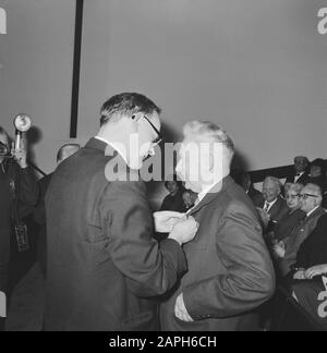 Der Albert-Schweitzer-Preis, der an Prof. dr. W. Banning, richtig dr. H. de Rook Datum: 12. Januar 1963 Schlagwörter: Preise, Auszeichnungen Personenname: Banning, W., Dr. H. de Rook Stockfoto