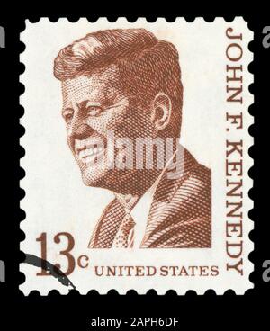 VEREINIGTE STAATEN von AMERIKA - UM 1967: Eine gebrauchte Briefmarke, gedruckt in den Vereinigten Staaten, zeigt ein Porträt des Präsidenten John Fitzgerald Kennedy in Braue Stockfoto