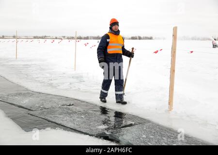 Portrait eines Monteters mit einem Bogr Stockfoto