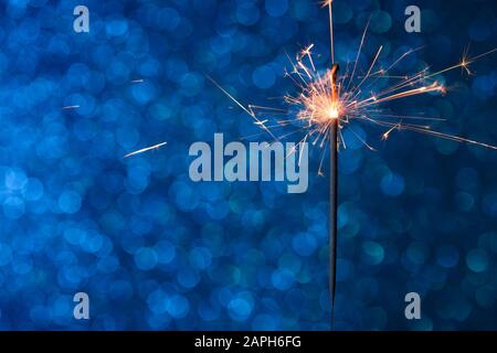 Partyglitzerboss über blauem Bokeh-Hintergrund Stockfoto