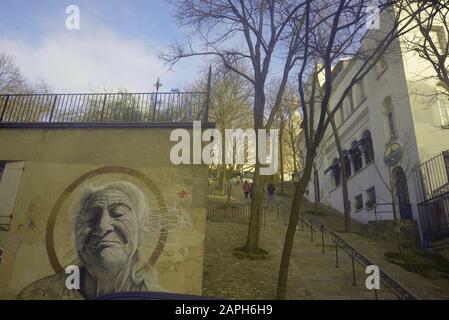 Von Bäumen gesäumte Stufen hinauf zum Butte von Montmartre, von Pasakdek Stockfoto