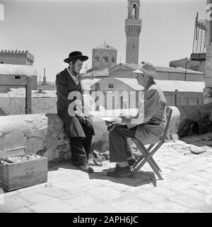 Israel 1948-1949: Jerusalem Beschreibung: Der amerikanische Maler George Biddle macht ein Porträt eines Mannes Datum: 1948 Ort: Israel, Jerusalem Schlüsselwörter: Kopfbedeckung, Maler, Porträts, Stühle persönlicher Name: Biddle, George Stockfoto