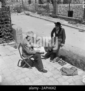 Israel 1948-1949: Jerusalem Beschreibung: Der amerikanische Maler George Biddle macht ein Porträt eines Mannes Datum: 1948 Ort: Israel, Jerusalem Schlüsselwörter: Kopfbedeckung, Maler, Porträts, Stühle persönlicher Name: Biddle, George Stockfoto