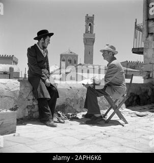 Israel 1948-1949: Jerusalem Beschreibung: Der amerikanische Maler George Biddle macht ein Porträt eines Mannes Datum: 1948 Ort: Israel, Jerusalem Schlüsselwörter: Kopfbedeckung, Maler, Porträts, Stühle persönlicher Name: Biddle, George Stockfoto