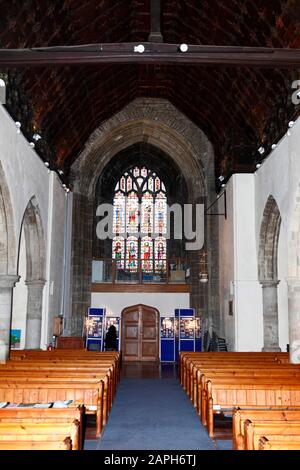 Blick nach Westen entlang des Kirchenschiffs in Richtung Westfenster in der Kirche St Mildreds, Tenterden, Kent, England Stockfoto