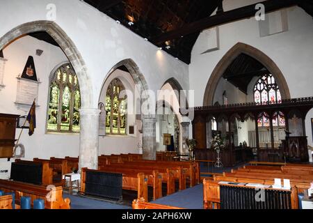 Blick nach Osten entlang des Kirchenschiffs in Richtung Chor und Chor in der St Mildreds Kirche, am linken Seitenschiff, Tenterden, Kent, England Stockfoto