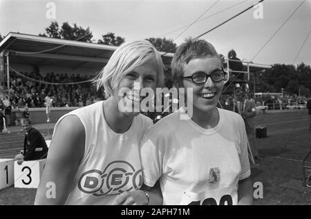 Niederländische Leichtathletik-Meisterschaften Groningen 1968 Beschreibung: Die Athleten Ackermans-Thomas (rechts) und Hilly Gankema Anmerkung: (Marginal negative Strip NR. 22, 23) Datum: 4. August 1968 Ort: Groningen (prov.), Groningen (City) Schlagwörter: Leichtathletik, Gruppenporträts, Sportperson Name: Ackermans-Thomas, Marjan, Gankema, Hilly Stockfoto