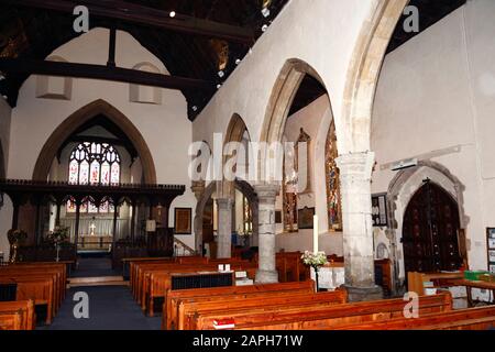 Blick nach Osten entlang des Kirchenschiffs in Richtung Chor und Chor in der St Mildreds Kirche, Südgang und Haupteingang auf der rechten Seite, Tenterden, Kent, England Stockfoto