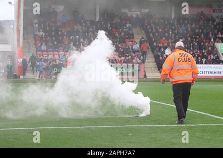 Cheltenham Town FC / Forest Green Rovers FC im Jonny Rocks Stadium, Whaddon Road (Sky Bet League Two - 2. November 2019) - EIN Flare wird vor dem Start von Picture von Antony Thompson - Thousand Word Media, NO SALES, NO SYNDICATION. Kontakt für weitere Informationen Mob: 07775556610 Web: www.thousandwordmedia.com E-Mail: antony@thousandwordmedia.com Das fotografische Urheberrecht (© 2019) wird vom Ersteller der Werke jederzeit beibehalten und Vertrieb, Syndizierung oder Angebot der Arbeiten für eine zukünftige Veröffentlichung an Dritte ohne Wissen oder Vereinbarung des Fotografen verstößt gegen das Stockfoto