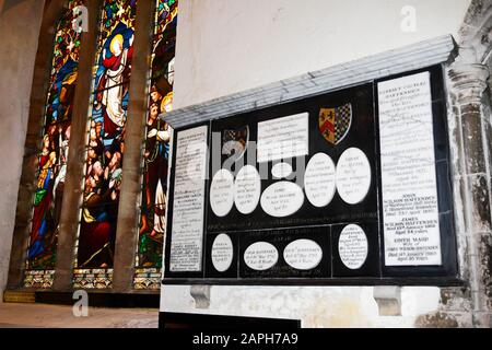 Gräber und Gedenkstätten für die Familie Haffenden an der Wand in der Kirche St Mildreds, Tenterden, Kent, England Stockfoto