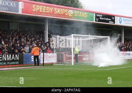 Cheltenham Town FC / Forest Green Rovers FC im Jonny Rocks Stadium, Whaddon Road (Sky Bet League Two - 2. November 2019) - EIN Flare wird vor dem Start von Picture von Antony Thompson - Thousand Word Media, NO SALES, NO SYNDICATION. Kontakt für weitere Informationen Mob: 07775556610 Web: www.thousandwordmedia.com E-Mail: antony@thousandwordmedia.com Das fotografische Urheberrecht (© 2019) wird vom Ersteller der Werke jederzeit beibehalten und Vertrieb, Syndizierung oder Angebot der Arbeiten für eine zukünftige Veröffentlichung an Dritte ohne Wissen oder Vereinbarung des Fotografen verstößt gegen das Stockfoto