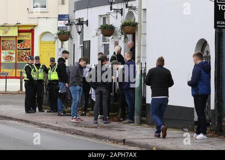 Cheltenham Town FC / Forest Green Rovers FC im Jonny Rocks Stadium, Whaddon Road (Sky Bet League Two - 2. November 2019) - Cheltenham Fans and Police at the Sudely Arms, Cheltenham Picture by Antony Thompson - Thousand Word Media, NO SALES, NO SYNDICATION. Kontakt für weitere Informationen mob: 07775556610 Web: www.thousandwordmedia.com E-Mail: antony@thousandwordmedia.com Das fotografische Urheberrecht (© 2019) wird ausschließlich vom Ersteller der Werke zu jeder Zeit aufbewahrt und verkauft, syndizierung oder bietet das Werk ohne Wissen oder Einverständnis des Fotografen für eine zukünftige Veröffentlichung an Dritte an Stockfoto