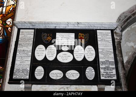 Gräber und Gedenkstätten für die Familie Haffenden an der Wand in der Kirche St Mildreds, Tenterden, Kent, England Stockfoto