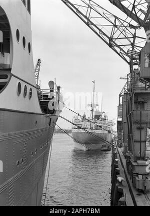 Seefahrt mit Frau Baloeran Beschreibung: Der Baloeran mit einem anderen Schiff, der "Kota Agoeng - Rotterdam" im Hafen von Rotterdam Datum: 1935 Ort: Rotterdam, South Holland Schlüsselwörter: Häfen, Schiffe Stockfoto