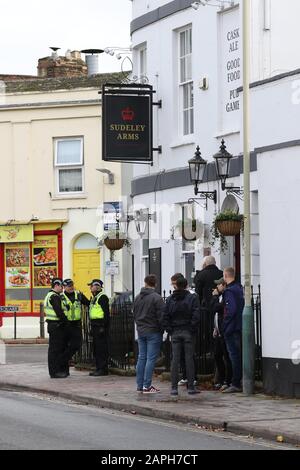 Cheltenham Town FC / Forest Green Rovers FC im Jonny Rocks Stadium, Whaddon Road (Sky Bet League Two - 2. November 2019) - Cheltenham Fans and Police at the Sudely Arms, Cheltenham Picture by Antony Thompson - Thousand Word Media, NO SALES, NO SYNDICATION. Kontakt für weitere Informationen mob: 07775556610 Web: www.thousandwordmedia.com E-Mail: antony@thousandwordmedia.com Das fotografische Urheberrecht (© 2019) wird ausschließlich vom Ersteller der Werke zu jeder Zeit aufbewahrt und verkauft, syndizierung oder bietet das Werk ohne Wissen oder Einverständnis des Fotografen für eine zukünftige Veröffentlichung an Dritte an Stockfoto