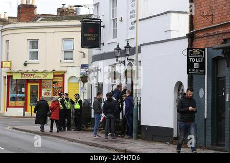 Cheltenham Town FC / Forest Green Rovers FC im Jonny Rocks Stadium, Whaddon Road (Sky Bet League Two - 2. November 2019) - Cheltenham Fans and Police at the Sudely Arms, Cheltenham Picture by Antony Thompson - Thousand Word Media, NO SALES, NO SYNDICATION. Kontakt für weitere Informationen mob: 07775556610 Web: www.thousandwordmedia.com E-Mail: antony@thousandwordmedia.com Das fotografische Urheberrecht (© 2019) wird ausschließlich vom Ersteller der Werke zu jeder Zeit aufbewahrt und verkauft, syndizierung oder bietet das Werk ohne Wissen oder Einverständnis des Fotografen für eine zukünftige Veröffentlichung an Dritte an Stockfoto