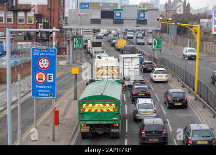 Eine Warteschlange des Verkehrs auf dem Weg zum Blackwall-Tunnel in London, England Stockfoto