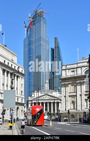 Straßenszene und Skyline des Stadtbildes 22 Bishopsgate Wahrzeichen Wolkenkratzer Baustelle jenseits des historischen Royal Exchange Gebäudes City of London England Stockfoto