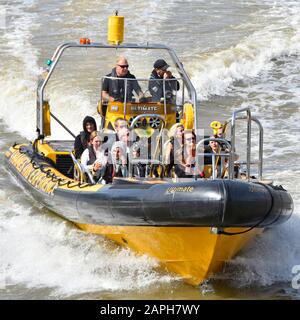 Schließen Sie sich von oben auf eine Gruppe von Touristen in der schnellen RIB starre aufblasbare Schnellboot Sightseeing von der Themse im Pool von London UK Stockfoto