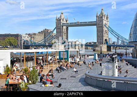 Urbane Landschaft heißer Tag für Büroangestellte und Touristen bei sommerlichen Straßennahrung neben Dem Schaufel an der City Hall & Tower Bridge an der Themse London UK Stockfoto