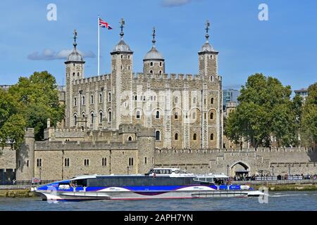 Nahaufnahme des Thames Clipper Cataman River Bus Boat auf berühmtem Wasserweg vorbei am historischen Fluss White Tower im Tower der Londoner Burg England UK Stockfoto